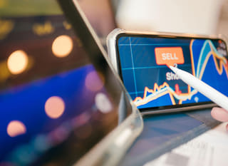 Analyste opérant sur plusieurs marchés et examinant les opportunités Bitcoin, Ethereum et forex